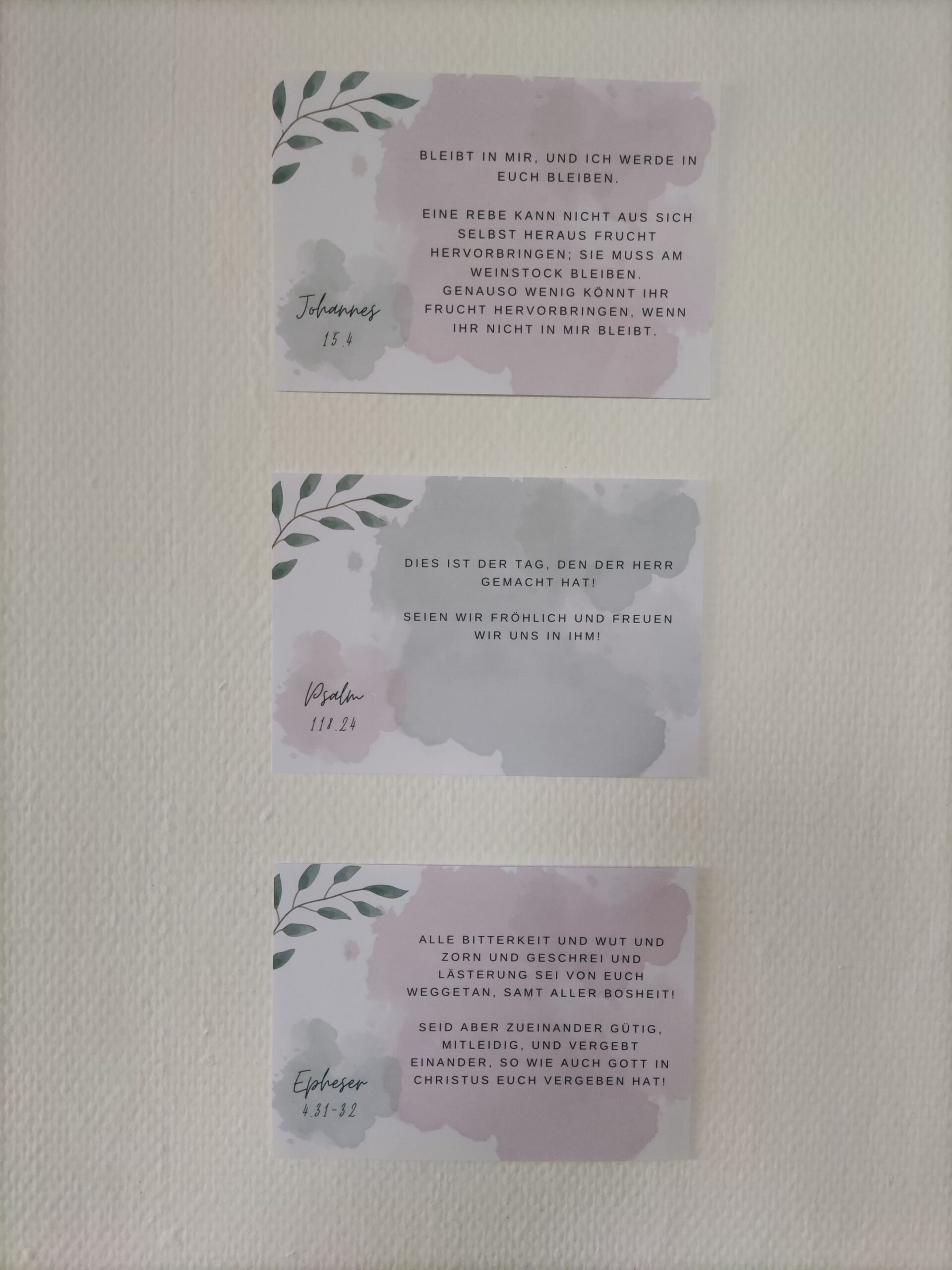 Bibelverse ausgedruckt an der Wand