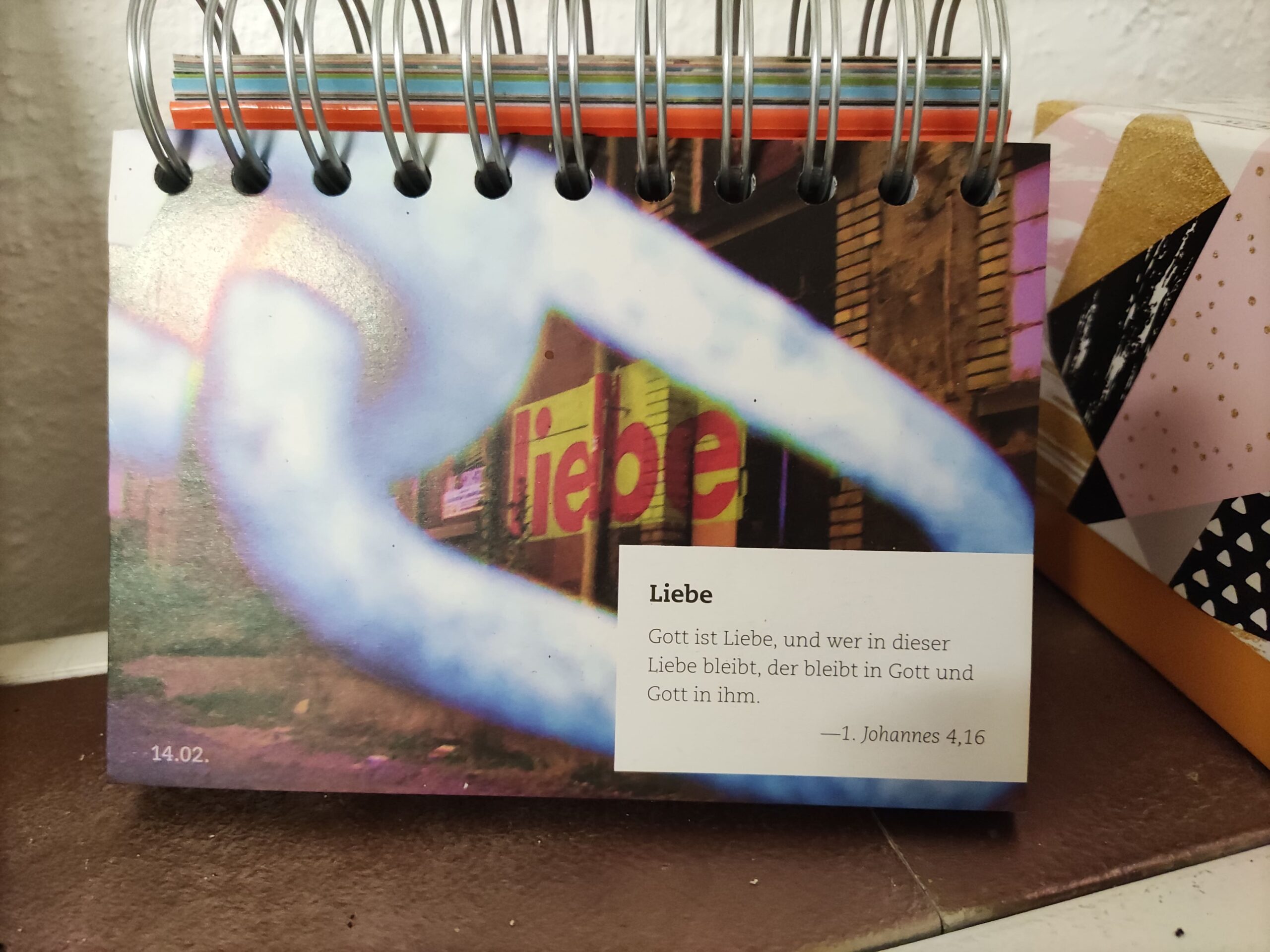 Bibelverse auf Schreibtisch
