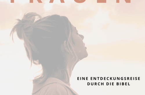 Frau schaut zum Himmel